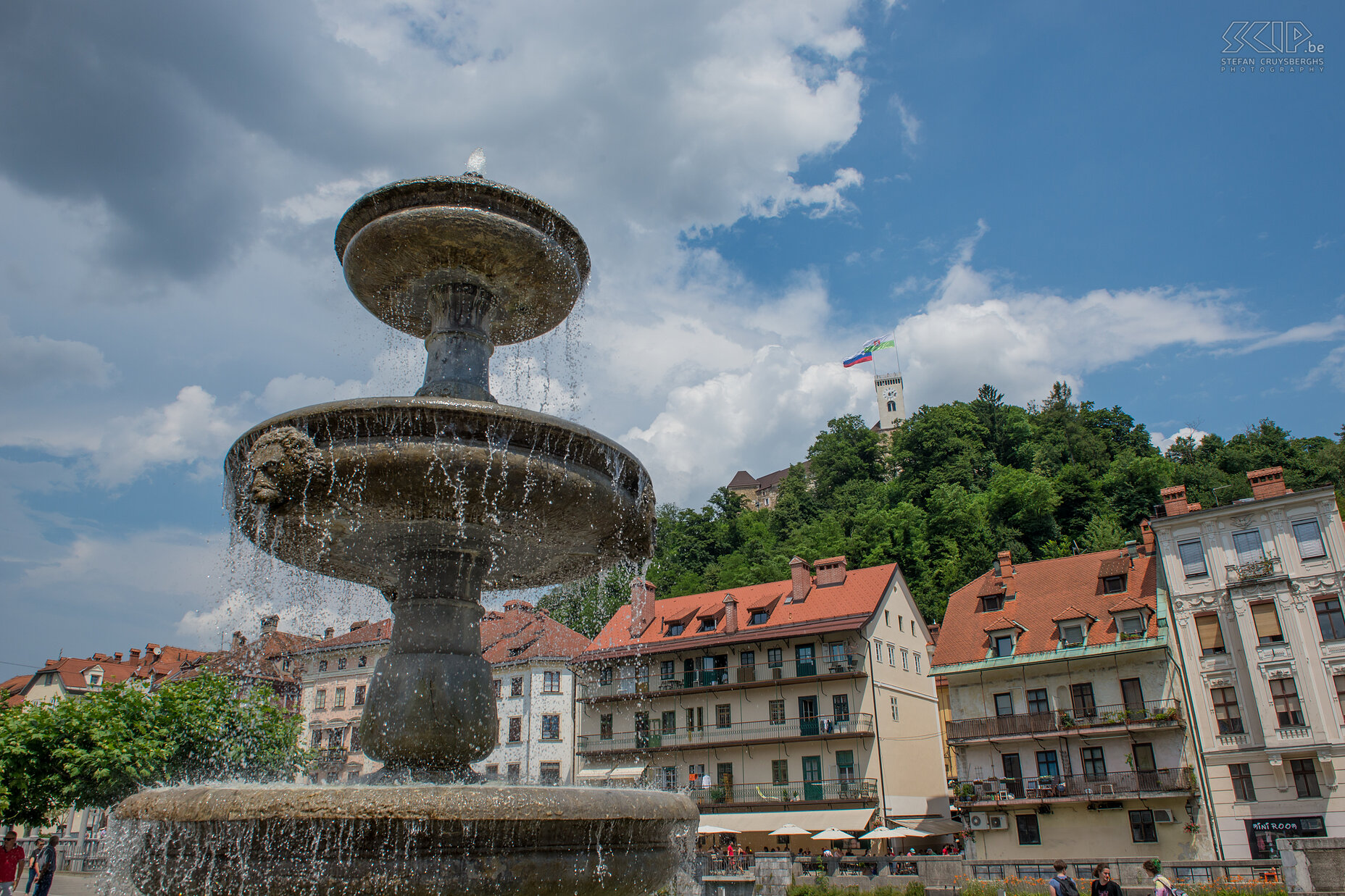 Ljubljana Een fontein in Ljubliana met zicht op het kasteel op de heuveltop. Stefan Cruysberghs